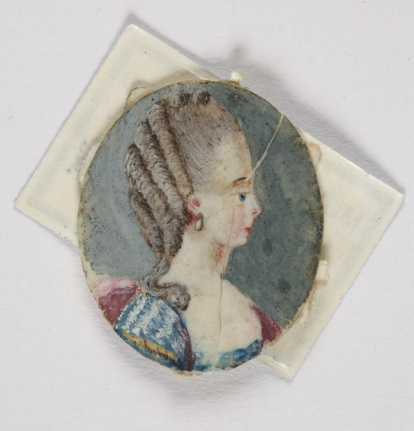 Miniatura oval con busto femenino de perfil, recortado sobre un fondo azulado. De autoría anónima, desconocida es también la identidad de la dama representada. Siglo XVIII. Obra entregada en calidad de depósito por la Comisaría General del Patrimonio Artístico Nacional el 18 de junio de 1943.
