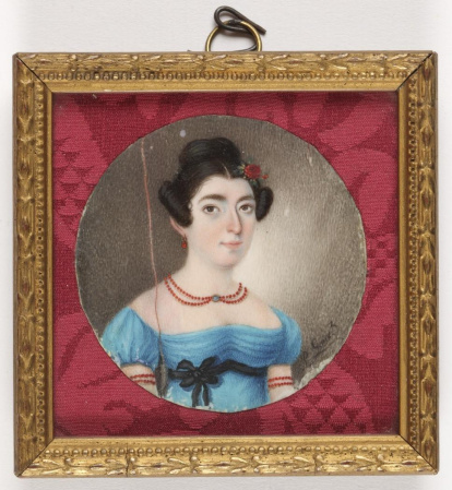 Miniatura circular con retrato femenino de medio cuerpo, levemente girado hacia su izquierda y dirigiendo su mirada al espectador, sobre un fondo pardo a distintas tonalidades. Se desconoce la identidad de la dama efigiada. Por la moda que luce, tanto en el peinado como en la indumentaria, el retrato puede situarse hacia 1810-1820. Obra entregada en calidad de depósito por la Comisaría General del Patrimonio Artístico Nacional el 18 de junio de 1943.