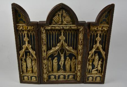Tríptico realizado en madera de color oscuro y placas de marfil en color crema, compuesto por tabla central y dos tablas laterales sostenidas por bisagras metálicas. Obra entregada en calidad de depósito por el Ministerio de Cultura al Museo Nacional de Cerámica, el 23 de septiembre de 1978.