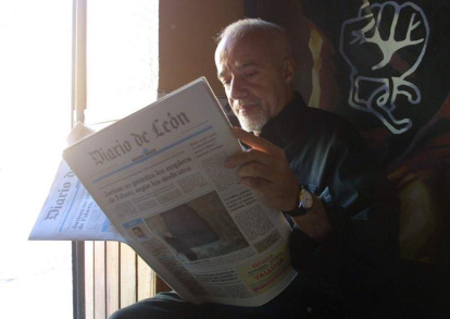 Paulo Coelho lee Diario de León. Vino a rodar un documental a León y Ponferrada y en los descansos aprovechaba para leer Diario de León.