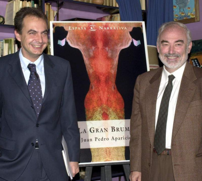 Aparicio y ZP.  Entonces no era aún presidente del Gobierno. Acompañó al escritor en la presentación de su libro ‘La gran bruma’ en 2001.