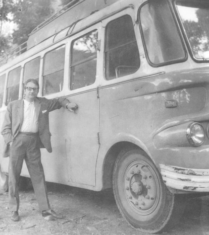 El autobús de Pereira. El escritor es protagonista de fotos tan simpáticas como él. DL