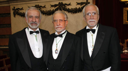 Tres leoneses en la RAE. Posaron con chaqué como los tres tenores. Son los escritores Merino y Mateo y el lingüista Salvador Gutiérrez. BENITO ORDÓÑEZ