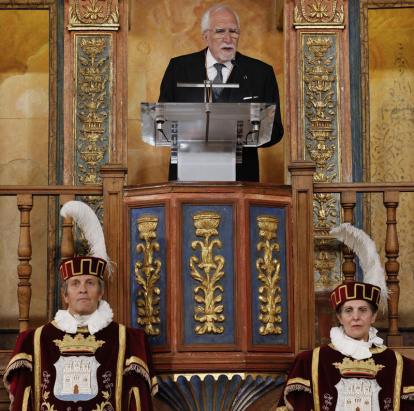  El escritor y académico leonés no perdió la compostura durante la lectura de su discurso tras recibir el Premio Cervantes. BALLESTEROS