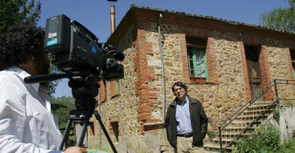Andrés Trapiello rueda en Manzaneda.  El escritor leonés eligió escenarios de su infancia para el programa ‘Esta es mi tierra’ de TVE. DANIEL