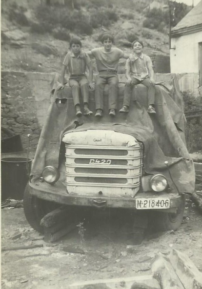 Antonio Mateos, entre Nardi y Adolfo, subidos a un camión en la boca mina de Carbonífera en 1968.