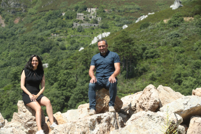 La arquitecta Itziar Quirós, y el alcalde de Corullón, Luis Alberto Arias, con la mina de wólfram al fondo.