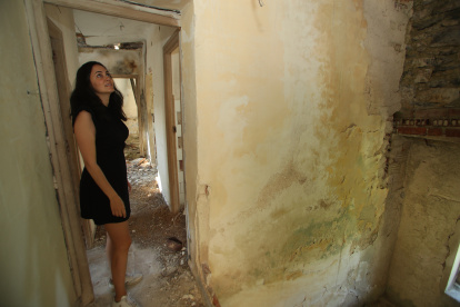 La arquitecta Itziar Quirós, en la vivienda pendiente de rehabilitar del que fue vigilante del poblado de La Piela, Jovino García