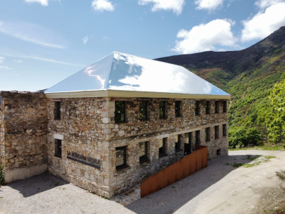 Edificio La Montaña Negra, en la Peña del Seo.