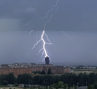 Ampliación de la imagen. El rayo cayó más lejos