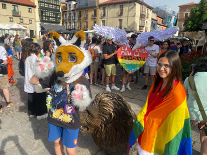 El desfile lúdico por las calles de León, este viernes.