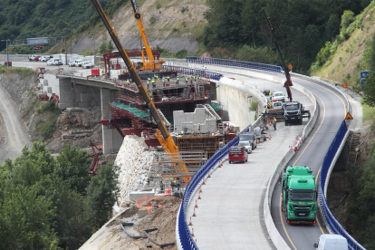 Las obras de construcción del nuevo viaducto, que se espera que reabra a finales de año.