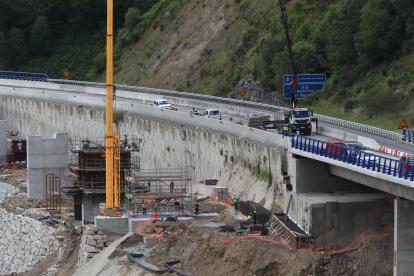 Las obras de construcción del nuevo viaducto, que se espera que reabra a finales de año.
