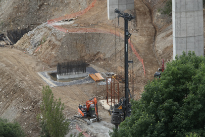 Las obras de construcción del nuevo viaducto, que se espera que reabra a finales de año.