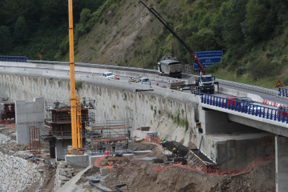Las obras de construcción del nuevo viaducto, que se espera que reabra a finales de año.
