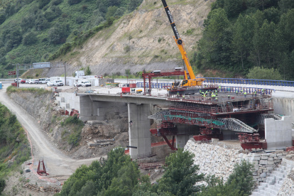 Las obras de construcción del nuevo viaducto, que se espera que reabra a finales de año.