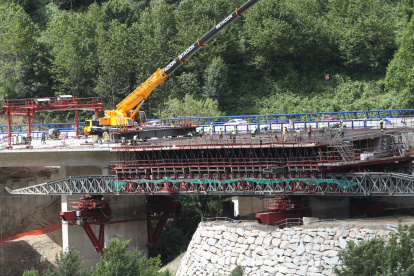 Las obras de construcción del nuevo viaducto, que se espera que reabra a finales de año.