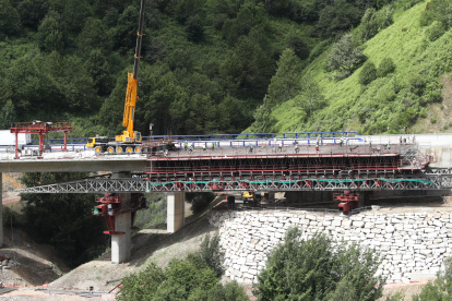 Las obras de construcción del nuevo viaducto, que se espera que reabra a finales de año.