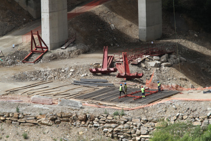 Las obras de construcción del nuevo viaducto, que se espera que reabra a finales de año.