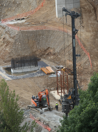 Las obras de construcción del nuevo viaducto, que se espera que reabra a finales de año.