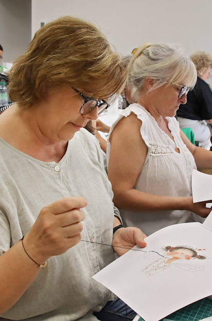 Las coordinadoras del taller, Mayte Carrizo, Verónica Marcos, Nieves Fernández, la alcaldesa y la tallerista Camino García. PEIO GARCÍA