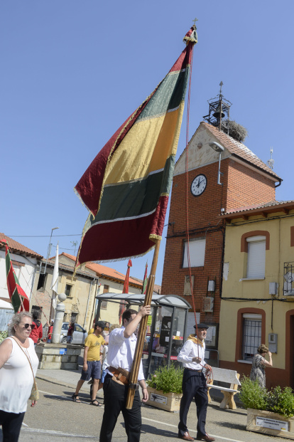 El desfile de pendones cierra la fiesta del verano en Gradefes.