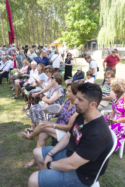 El desfile de pendones cierra la fiesta del verano en Gradefes.