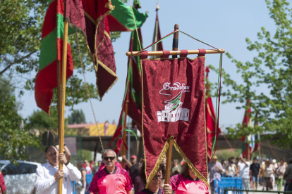 El desfile de pendones cierra la fiesta del verano en Gradefes.