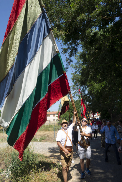 El desfile de pendones cierra la fiesta del verano en Gradefes.