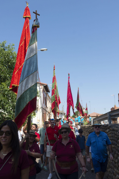 El desfile de pendones cierra la fiesta del verano en Gradefes.