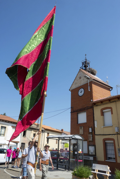 El desfile de pendones cierra la fiesta del verano en Gradefes.