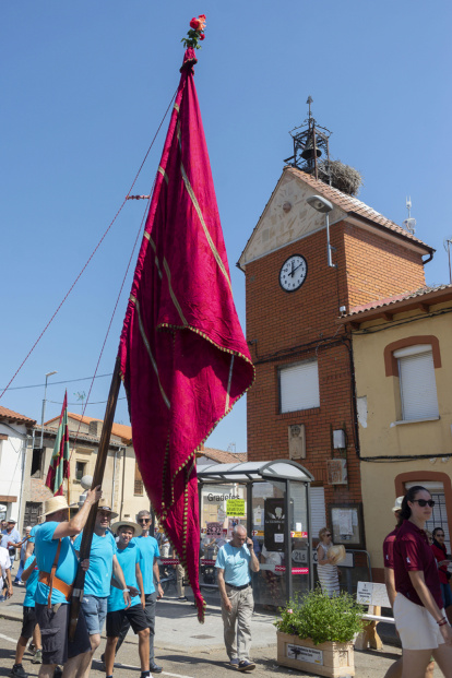 El desfile de pendones cierra la fiesta del verano en Gradefes.