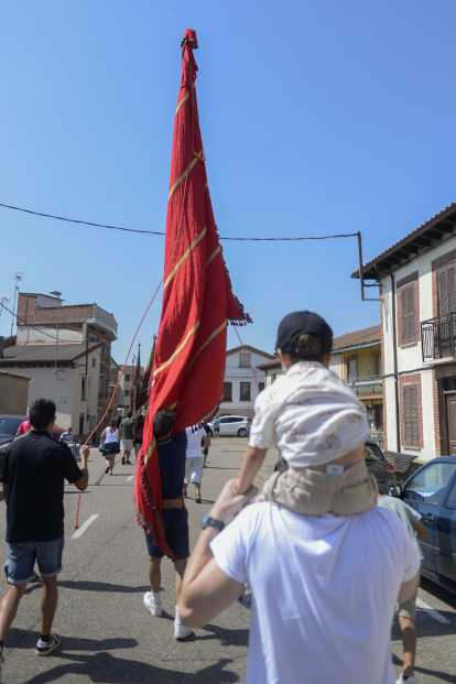 El desfile de pendones cierra la fiesta del verano en Gradefes.