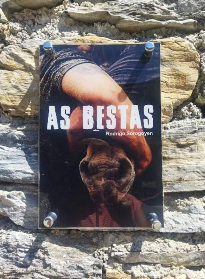 La placa que recuerda que Barjas fue escenario de la película As Bestas.