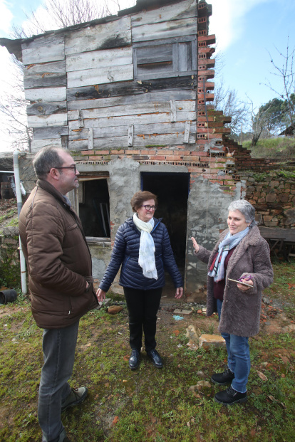 Javier Ovalle, Mari Carmen Villar y Cecilia Yáñez, ante el cobertizo donde aún se conserva el horno donde estuvo escondido Avelino  Fernández.