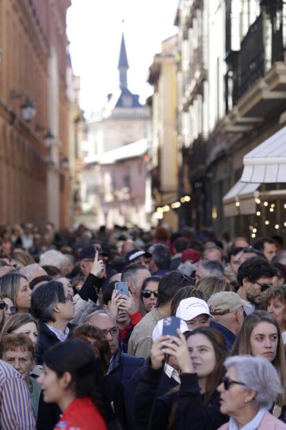 Las calles de León se llenaron de personas en el ambiente festivo que se vivió este domingo.