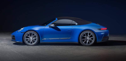Abierta y cerrada… la novedosa versión Cabriolet del 911 Carrera T muestra todo su esplendor estético con tintes marcadamente deportivos, como corresponde a la filosofía del modelo, y un habitáculo purista ‘marca de la casa’ (asientos ‘baquet’, volante GT tapizado en cuero, exclusivas inserciones en el salpicadero, aluminio cepillado negro en el panelado de puertas…).