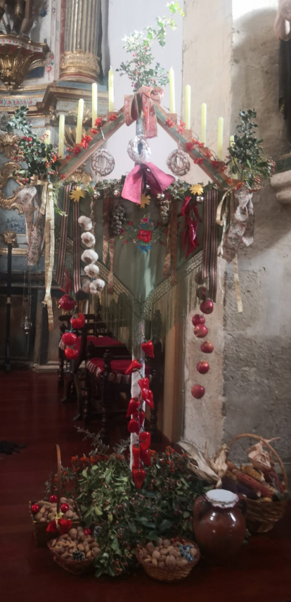 El ramo de Navidad de Fresno de la Vega en la iglesia de San Miguel Arcángel.