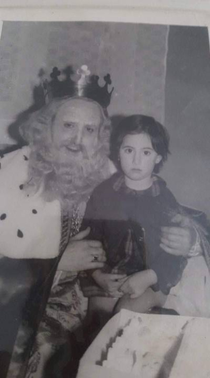 Carmen con el rey mayo que le entregó a su mítico muñeco Dani, el que le inspiró ser enfermera.