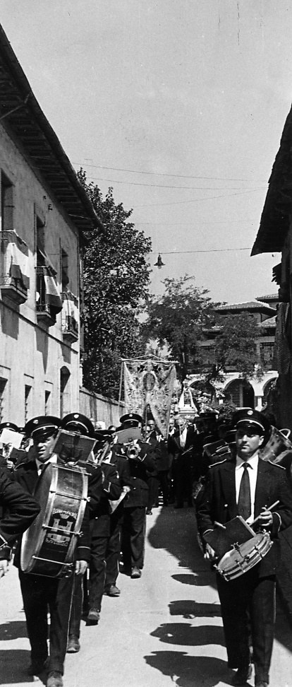 La procesión acompañada por la Banda de Música Municipal en la calle Augusto Guerra Menes.