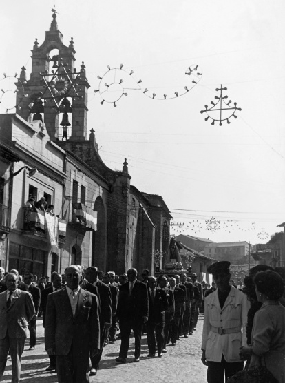 La procesión por delante de la antigua iglesia de San Pedro.