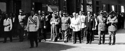 El gobernador civil, el alcalde de la ciudad y el señor obispo de la diócesis encabezan la peregrinación por la Puebla.