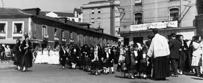 Distintos momentos de la peregrinación en la plaza de Lazúrtegui.