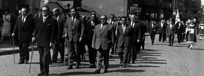 Profesionales de la ciudad y autoridades municipales recorren en procesión la avenida José Antonio acompañados por los maceros.