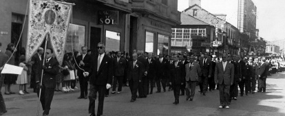 En primer plano los hermanos músicos Antonio («Peloño») y Esteban de la Puente.