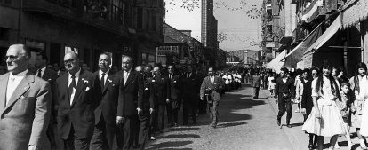 Profesionales liberales de la medicina, abogacía, arquitectura... en procesión por la Puebla. Entre otros Ángel Martínez Mirones, Evelio Rico, Calleja, Orduña...