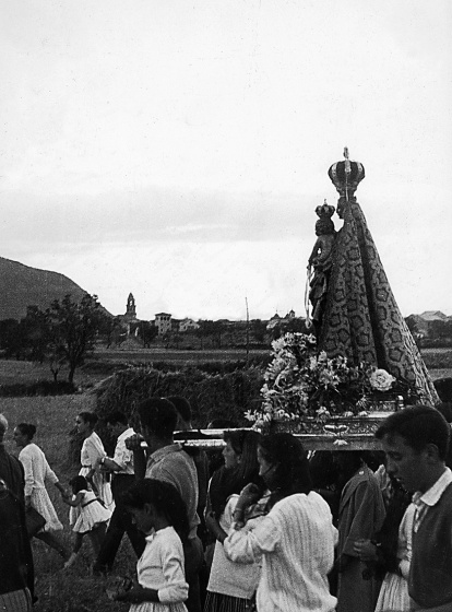 La imagen de la Virgen acompañada de fieles peregrinos visita el cementerio del Carmen.