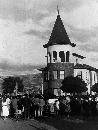 Como consecuencia del crecimiento de la ciudad surgen nuevos barrios obreros: Ciudad Jardín, como los demás, recibe de forma multitudinaria a la Virgen.