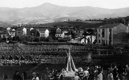 La procesión entre las huertas de la ciudad.