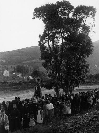 La Virgen en procesión por La Borreca, a al sombrea de las últimas encinas de la ciudad.